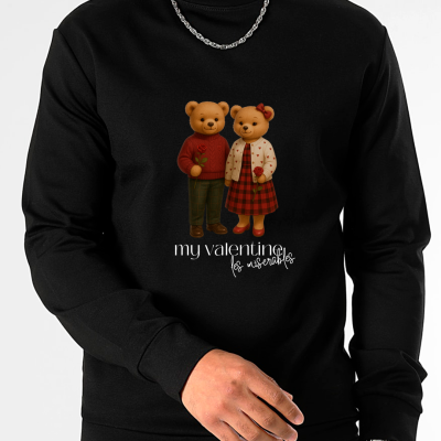 Sweatshirt preta com estampa de ursos de pelúcia e texto my valentine les miserables.