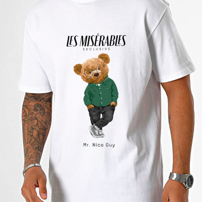 T-shirt branca com estampa de urso e texto LES MISÉRABLES EXCLUSIVE e Mr. Nice Guy