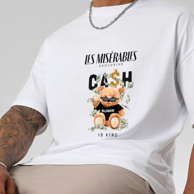 Camiseta branca com estampa de urso de pelúcia e texto na frente