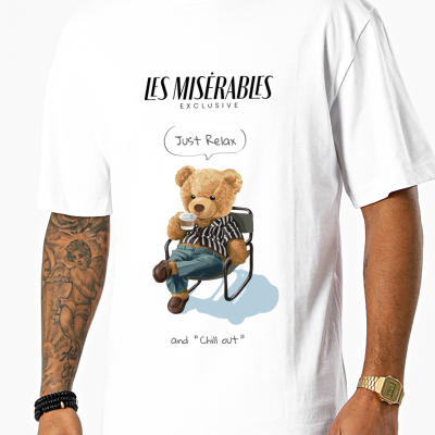 T-shirt branca com estampa de urso de pelúcia sentado numa cadeira e texto LES MISÉRABLES EXCLUSIVE
