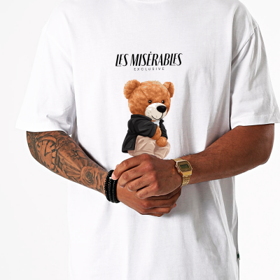 Camiseta branca com estampa de urso e texto Les Miserables