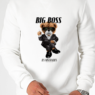 Sweatshirt branca com desenho de urso de peluche vestido formalmente e textos Big Boss e Les Misérables.