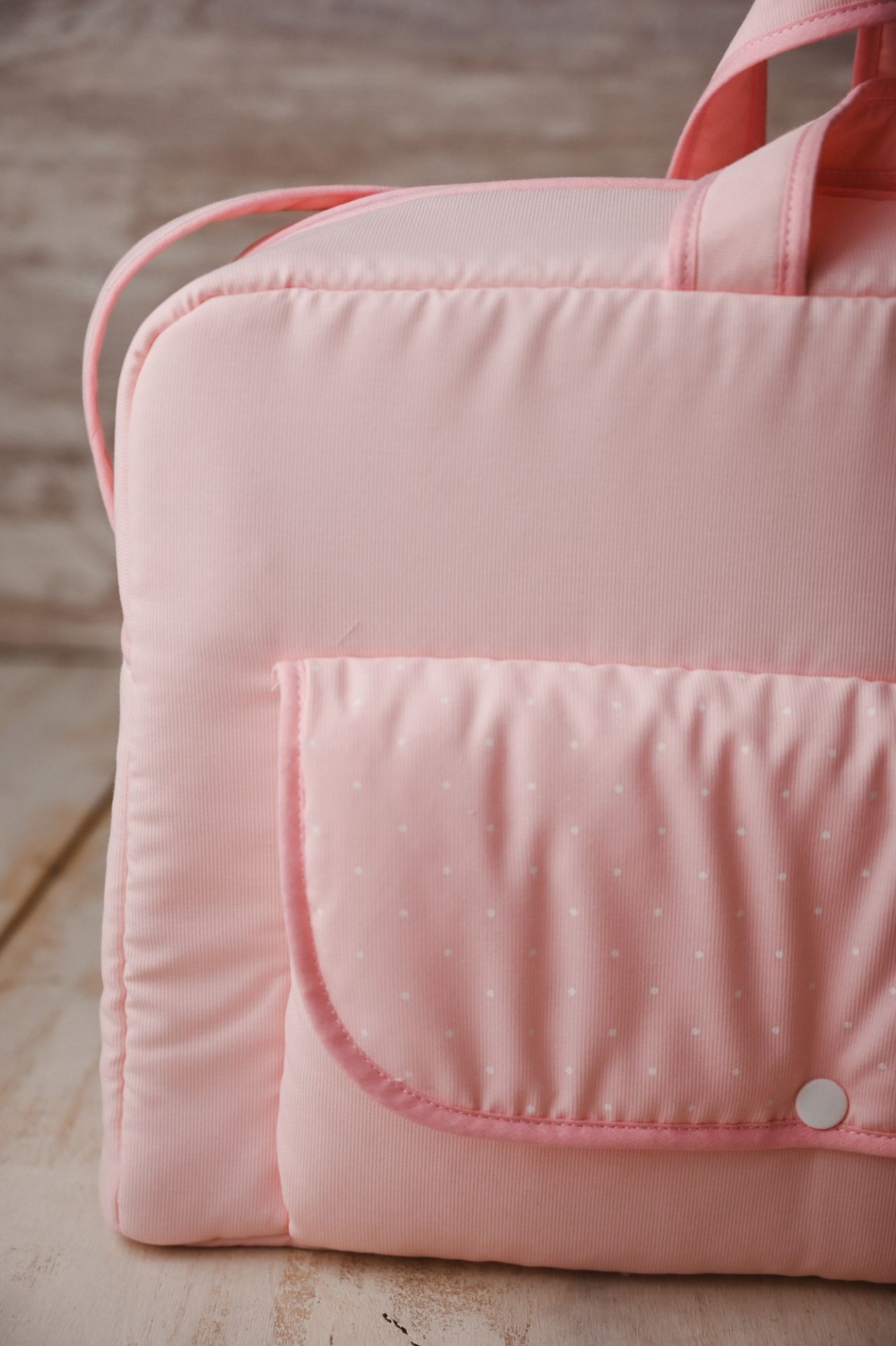 Mala de maternidade Mala rosa clara com bolso frontal de pontos brancos e botão de pressão