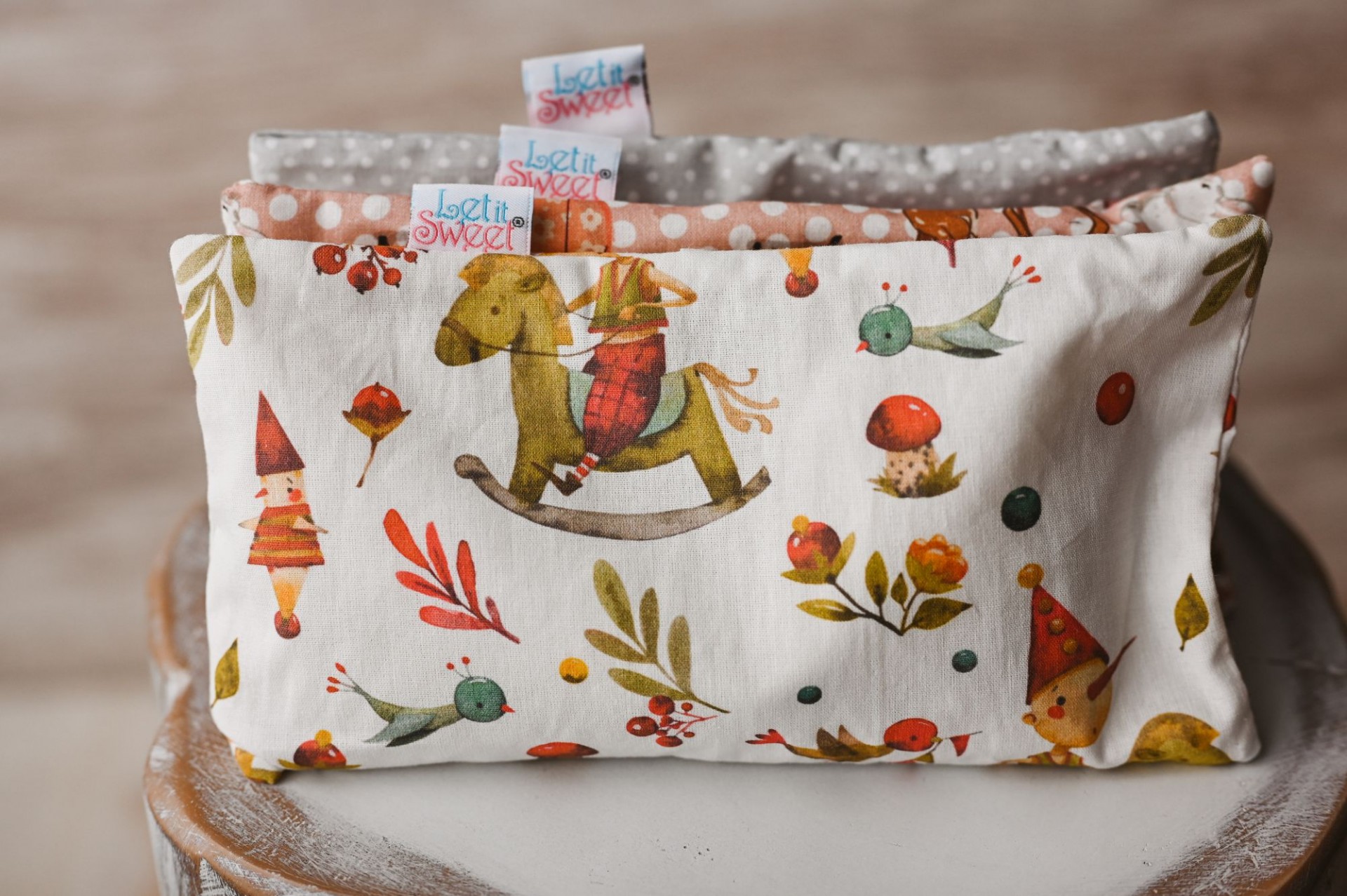 Cesto organizador branco com padrão colorido de desenhos infantis e interior cinza com estrelas