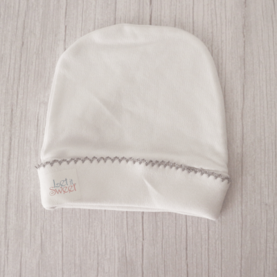 Gorro branco para bebé com costura cinza e texto Let it Sweet