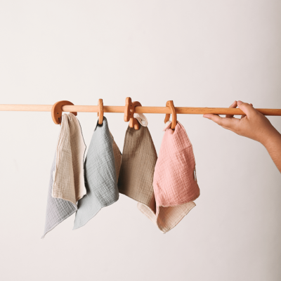 Paninhos de algodão coloridos pendurados em argolas de madeira