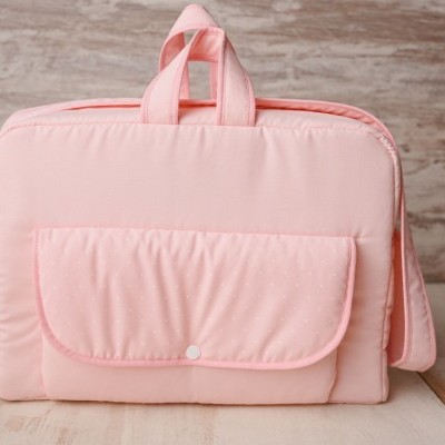 Mala cor de rosa acolchoada com bolso frontal e alças pequenas