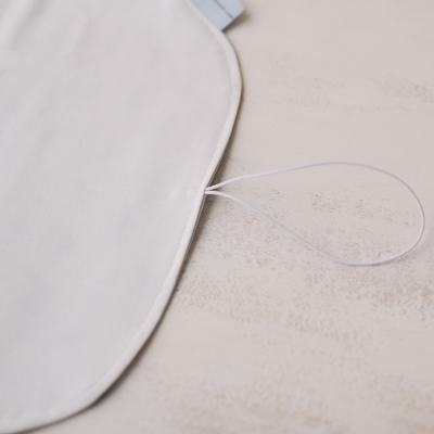 Máscara de tecido branco com elástico branco