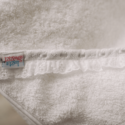 Toalha branca com renda decorativa e etiqueta colorida LEGIT SWEET