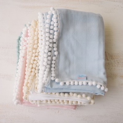 Conjunto de toalhas coloridas com franjas de pompons