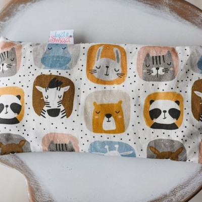 Bolsa térmica com padrão de rostos de animais coloridos e etiqueta 'Little Bowser'