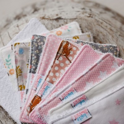 Conjunto de panos reutilizáveis coloridos para bebé com padrões variados