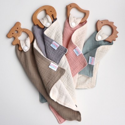 quatro panos de tecido com pegas de madeira em forma de animais