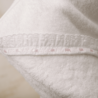 Almofada branca felpuda com faixa rendada clara