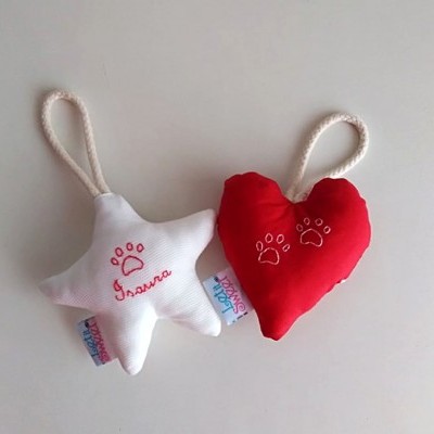 Pendura em tecido em forma de estrela e coração em branco e vermelho com bordados e alça de corda