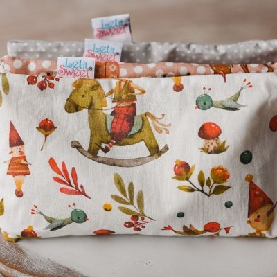 Cesto organizador branco com padrão colorido de desenhos infantis e interior cinza com estrelas