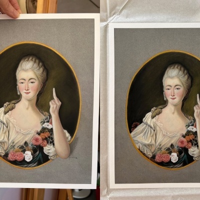 Quadros com retrato clássico de mulher vestindo branco e com flores coloridas