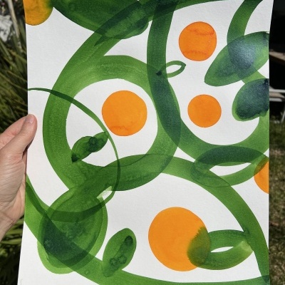 Pintura abstrata em papel com círculos laranja e formas verdes