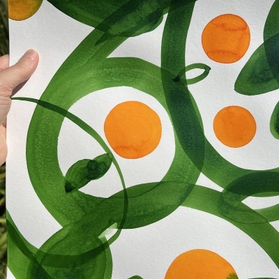 Folha com padrão verde e laranja em papel grosso