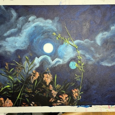 Pintura de paisagem noturna com lua cheia, nuvens azuis e plantas com flores cor-de-rosa.