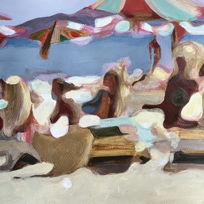 Pintura de pessoas na praia com guarda-sóis coloridos e espreguiçadeiras de madeira