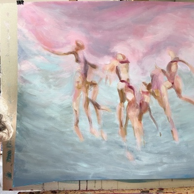 Pintura abstrata de figuras humanas em tons rosa e bege sobre fundo azul com nuvens rosa.