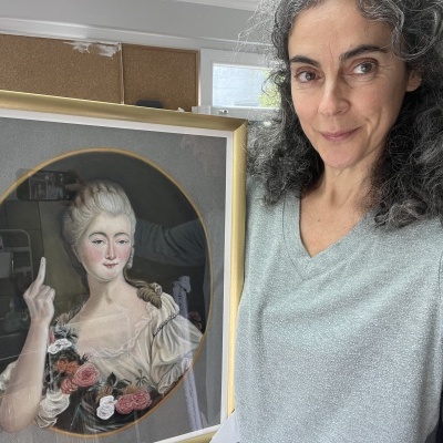 Mulher segura quadro com retrato oval de mulher do século XVIII em moldura dourada