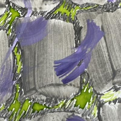 Tecido com padrão cinza, verde e roxo com textura de pincelada