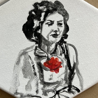 Retrato pintado de mulher com flor vermelha na roupa em tela branca