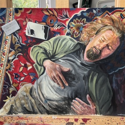 Quadro pintado de homem adormecido com manta floral e telemóvel próximo.