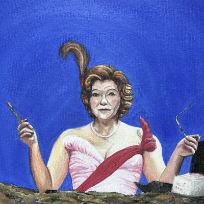 Pintura de mulher com vestido rosa e fita vermelha segurando garfos, fundo azul.