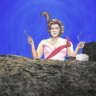 Pintura de mulher com vestido rosa e faixa vermelha segurando pincéis, fundo azul e rocha à frente.