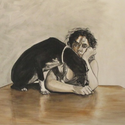 Pintura de mulher pensativa com cão negro sobre mesa clara de madeira.