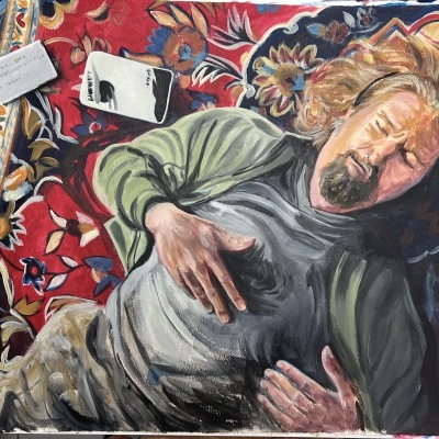 Pintura a óleo de homem a dormir sobre tapete persa com smartphone e caderno ao lado