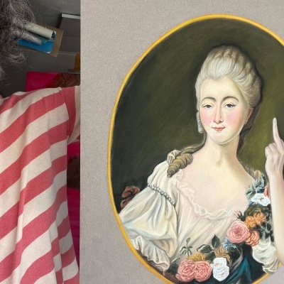 Pintura oval de mulher histórica com flores e gesto do dedo médio, ao lado mulher de camisa às riscas
