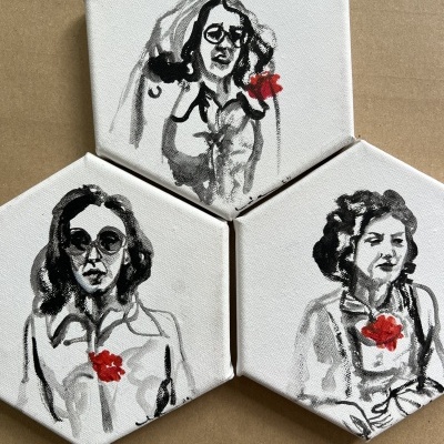 Três pinturas hexagonais com retratos femininos em preto e branco e flor vermelha