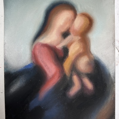 Pintura abstrata de duas figuras humanas, uma adulta e uma criança, em cores suaves e desfocadas