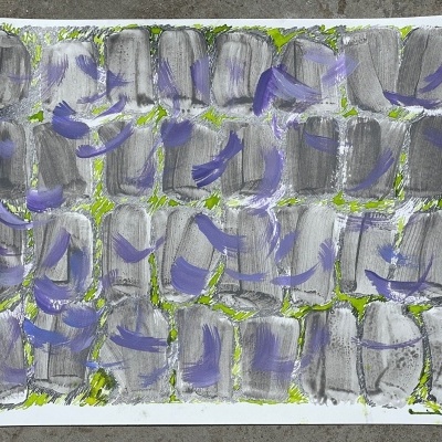 Pintura abstracta com manchas cinza, roxo e verde em papel branco