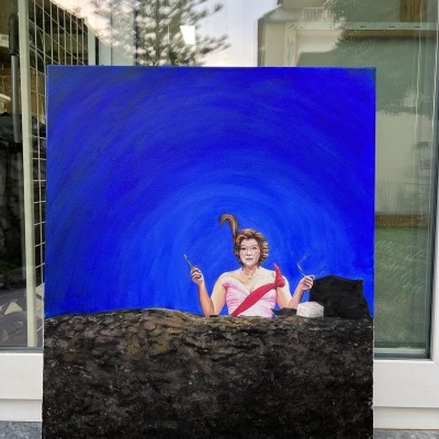 Pintura de uma mulher com faixa vermelha e vestido rosa segurando pincel e objeto, fundo azul intenso com área castanha texturada