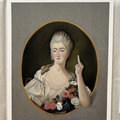 Pintura de mulher vestida com flores e fundo oval castanho