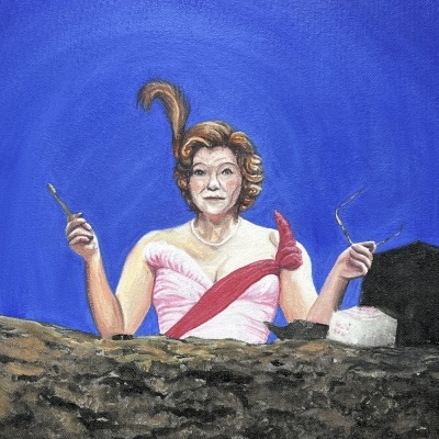 Pintura de mulher em vestido rosa e faixa vermelha segurando talheres, fundo azul e rochas na frente