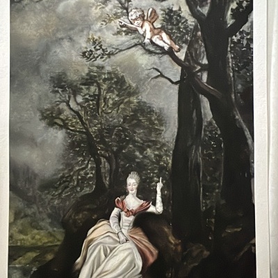 Pintura de mulher vestida elegantemente sentada sob árvore com um cupido no galho em floresta escura
