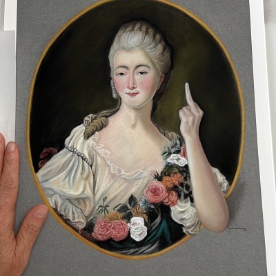 Retrato artístico de mulher do século XVIII com dedo médio levantado