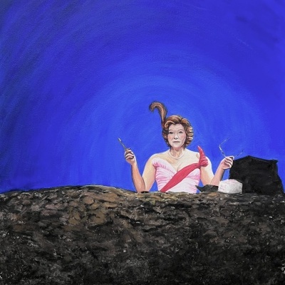 Figura feminina em pintura com vestido rosa claro e faixa vermelha, segurando dois cigarros, fundo azul.