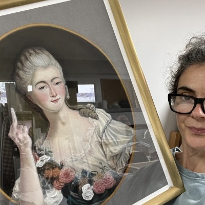 Retrato emoldurado de mulher do século XVIII com gesto de dedo médio, segurado por mulher com óculos.