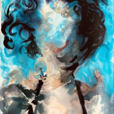 Pintura aguarela abstrata de figura humana com cabelo castanho escuro e fundo azul