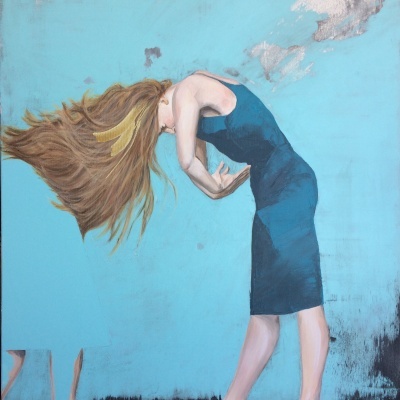 Mulher de vestido azul curvada com cabelo solto e fundo azul claro com manchas prateadas