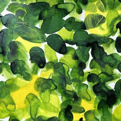 Padrão abstrato de manchas verdes e amarelas em fundo branco