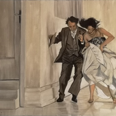 Pintura de homem e mulher a correr num corredor com escadaria, ambos descalços, homem de fato cinza, mulher com vestido branco e cabelo solto.