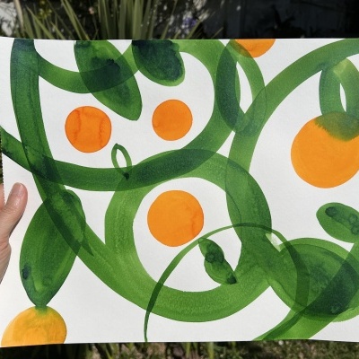 Papel com pintura abstrata verde e laranja sobre fundo branco